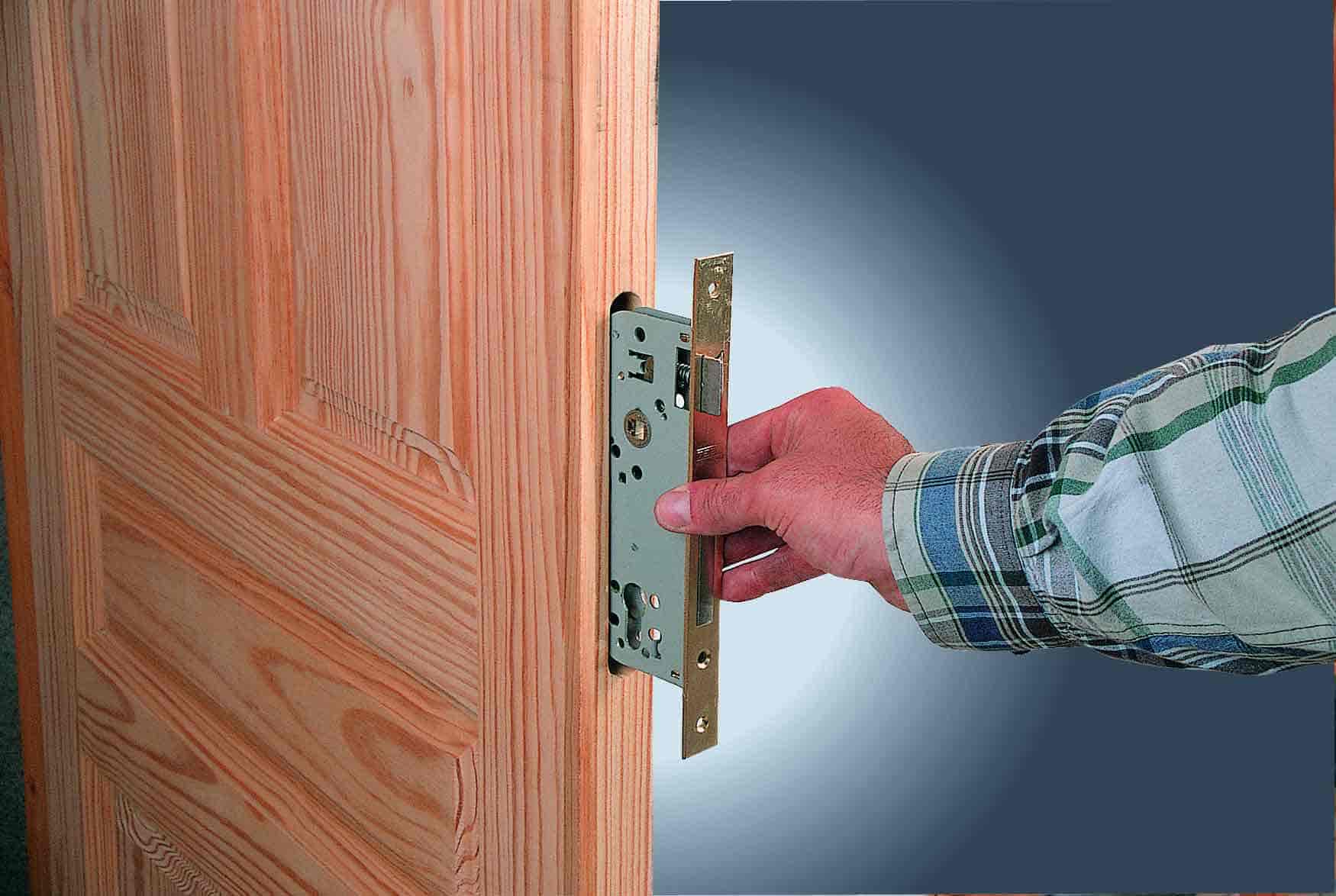 Инструкция: установка ручки-защелки («кноба») на межкомнатную дверь своими руками